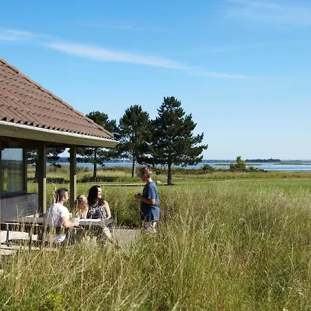 Hébergement de vacances 5 Person Holiday On A In *